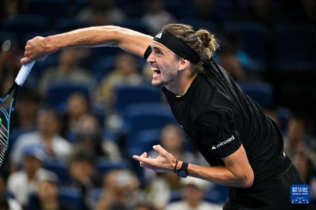 包含美国网球队鏖战西班牙网球队，梅德韦杰夫制霸全场的词条