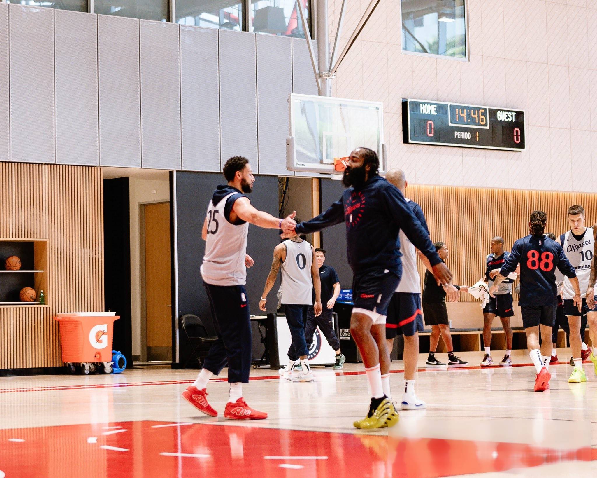 开云平台-快船主场负灰熊，遭遇惨败