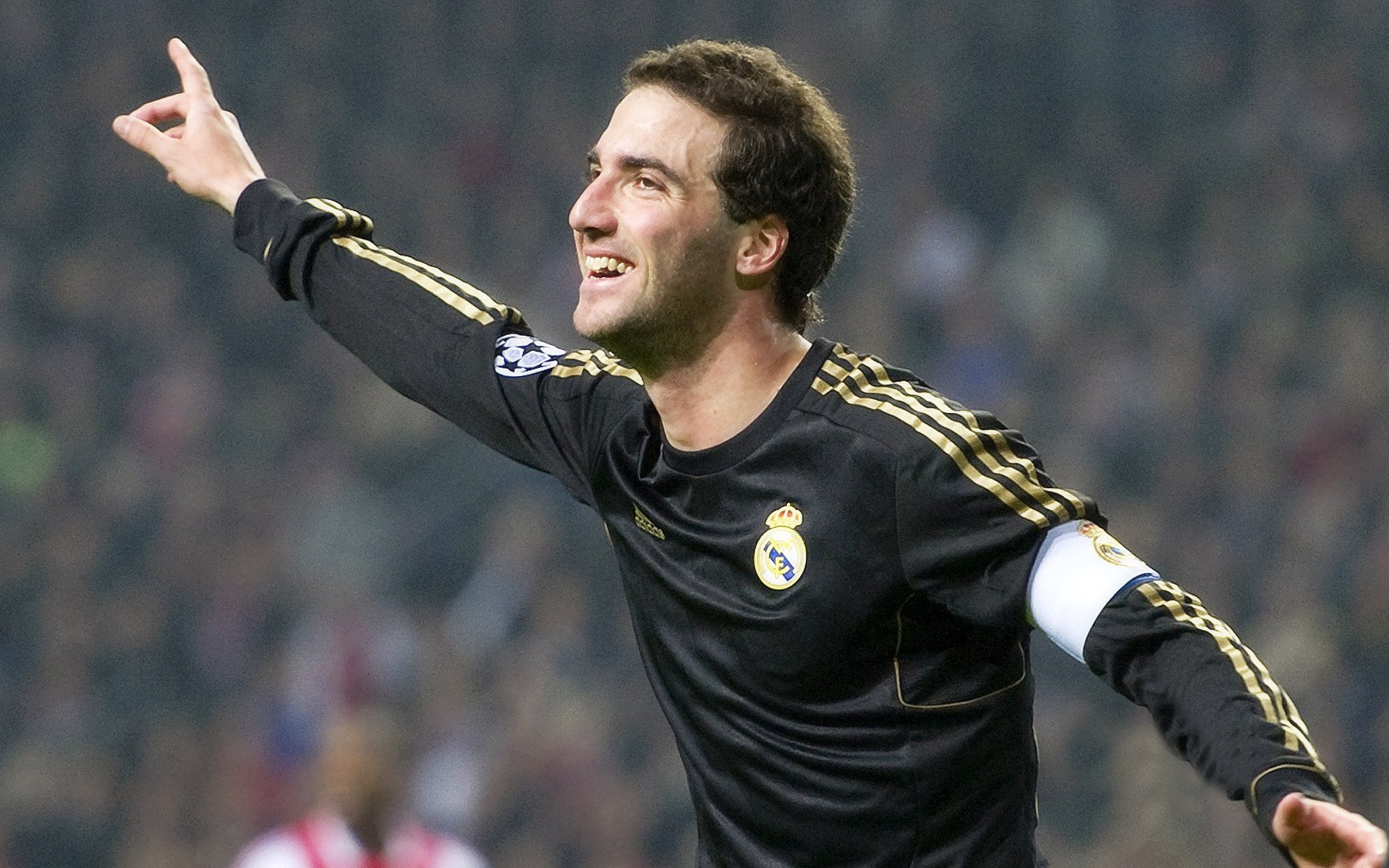 开云体育-蓝军堡垒坍塌之夜，红牛铁蹄下，迪巴拉魔法点亮战术革命